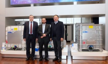 Schütz und NPF wollen zukünftig die Verpackungsindustrie der Golfregion nachhaltig mitgestalten. V. l.: Veit Enders, Mitglied der Geschäftsführung bei Schütz, Shaker al-Taher, Chairman von NPF, und Schütz-CEO Roland Strassburger (Bild: Schütz).