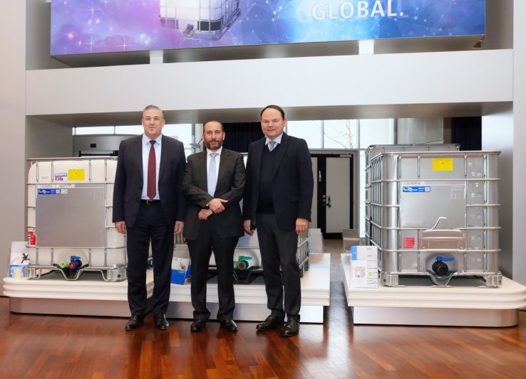 Schütz und NPF wollen zukünftig die Verpackungsindustrie der Golfregion nachhaltig mitgestalten. V. l.: Veit Enders, Mitglied der Geschäftsführung bei Schütz, Shaker al-Taher, Chairman von NPF, und Schütz-CEO Roland Strassburger (Bild: Schütz).