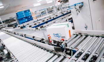 Die Automatisierung eines neuen Tiefkühllagers optimiert die Abläufe und die Bedingungen für das Personal (Bild: Dematic).