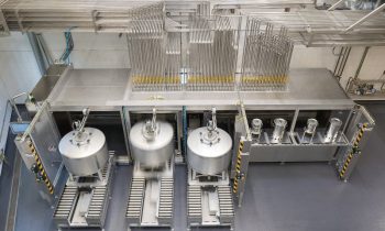Die neue Dosieranlage in der Produktionshalle von Hertz & Selck trägt zur Verbesserung der Effizienz bei (Bild: Fricke).