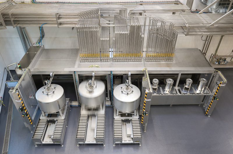 Die neue Dosieranlage in der Produktionshalle von Hertz & Selck trägt zur Verbesserung der Effizienz bei (Bild: Fricke).