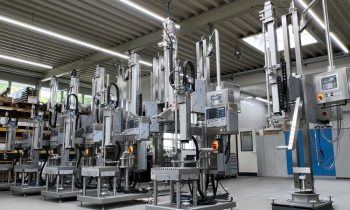 Die Abfüllsysteme für niedrigviskose bis pastöse Flüssigkeiten decken ein breites Spektrum für verschiedene Branchen ab (Bild: Fricke).