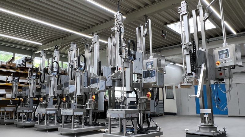 Die Abfüllsysteme für niedrigviskose bis pastöse Flüssigkeiten decken ein breites Spektrum für verschiedene Branchen ab (Bild: Fricke).