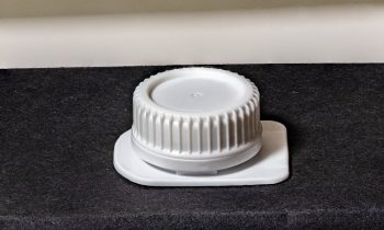 Der Verschluss für aseptische Kartonverpackungen ist aus HDPE-Monomaterial gefertigt (Bild: corvaglia).