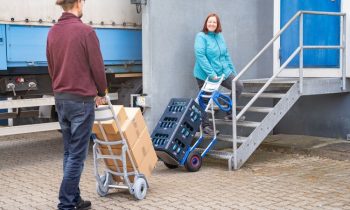 Als universell einsetzbares, manuelles Transportgerät bewähren sich Sackkarre in den Lieferketten vieler Branchen. Der Hersteller gewährt jetzt eine 10-jährige Garantie (Bild: Expresso).