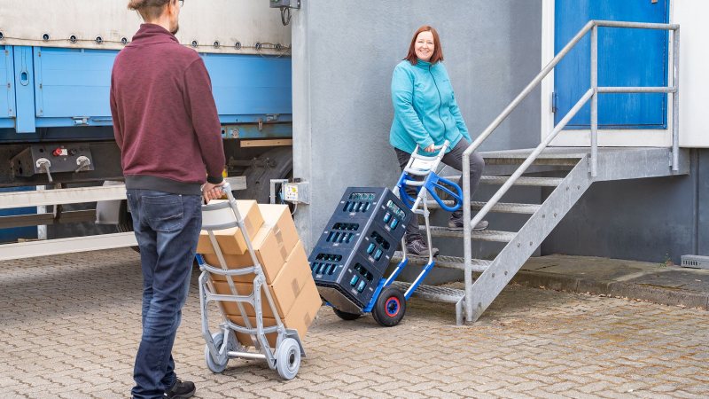 Als universell einsetzbares, manuelles Transportgerät bewähren sich Sackkarre in den Lieferketten vieler Branchen. Der Hersteller gewährt jetzt eine 10-jährige Garantie (Bild: Expresso).