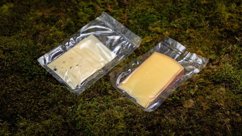 Ein Material, viele Optionen: Der Vakuumbeutel verpackt als PE-Einstofflösung z. B. Käse (Bild: allfo).