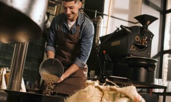 Die elektrische Heißluftröstung ermöglicht, Kaffee emissionsfrei zu rösten (Bild: Leister).