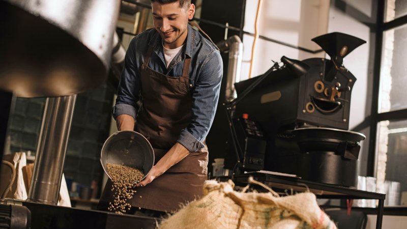 Die elektrische Heißluftröstung ermöglicht, Kaffee emissionsfrei zu rösten (Bild: Leister).