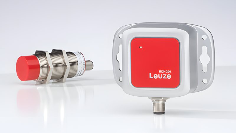 Die kompakten RFID-Lesegeräte mit IO-Link arbeiten im Hochfrequenzbereich und bieten eine Lesereichweite bis 100 mm (Bild: Leuze).