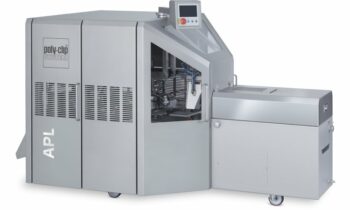 Die überarbeitete Verpackungsmaschine optimiert die Geflügelverpackung (Bild: Poly-clip).