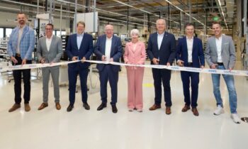 Mit der traditionellen Banddurchtrennung wurde das neue »Sensilo«-Werk offiziell eröffnet (Bild: Jumo).