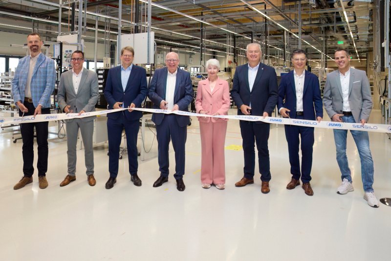 Mit der traditionellen Banddurchtrennung wurde das neue »Sensilo«-Werk offiziell eröffnet (Bild: Jumo).