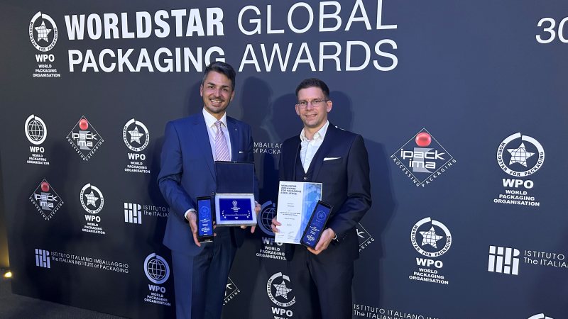 Daniel Egger und Martin Doberer bei der Preisverleihung in Mailand (Bild: Vetropack).
