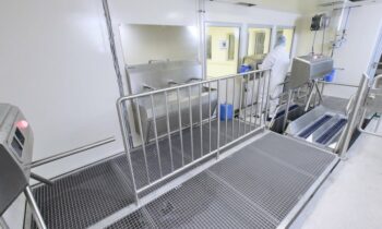 Die bodenebene Personal-Hauptschleuse ist das zentrale Hygienezugangssystem des Backwarenbetriebs (Bild: Mohn).