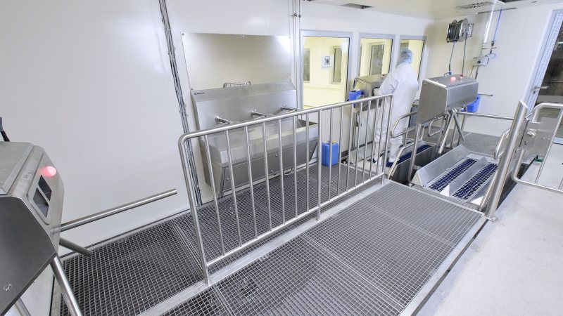 Die bodenebene Personal-Hauptschleuse ist das zentrale Hygienezugangssystem des Backwarenbetriebs (Bild: Mohn).