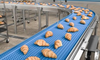 Die Bandanlagen tragen zu stabilen Produktionsbedingungen in Großbäckereien bei (Bild: Regal Rexnord).
