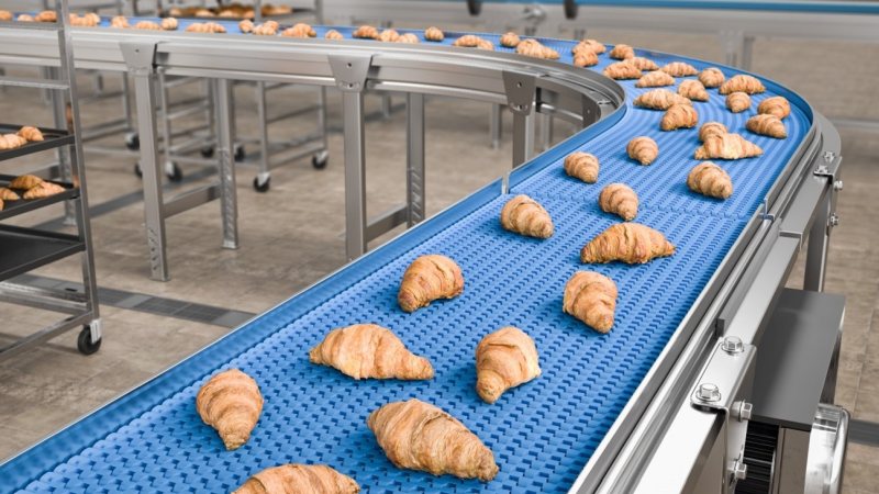 Die Bandanlagen tragen zu stabilen Produktionsbedingungen in Großbäckereien bei (Bild: Regal Rexnord).