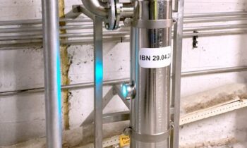 Durchlaufreaktor zur UVC-Entkeimung für die Sicherstellung der Spülwasserqualität (Bild: Sterilair).