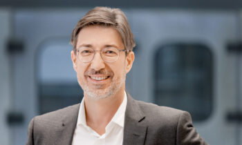 Tobias Wetzel, KHS-Geschäftsführer Sales and Service, freut sich auf die Drinktec 2025 (Bild: KHS).