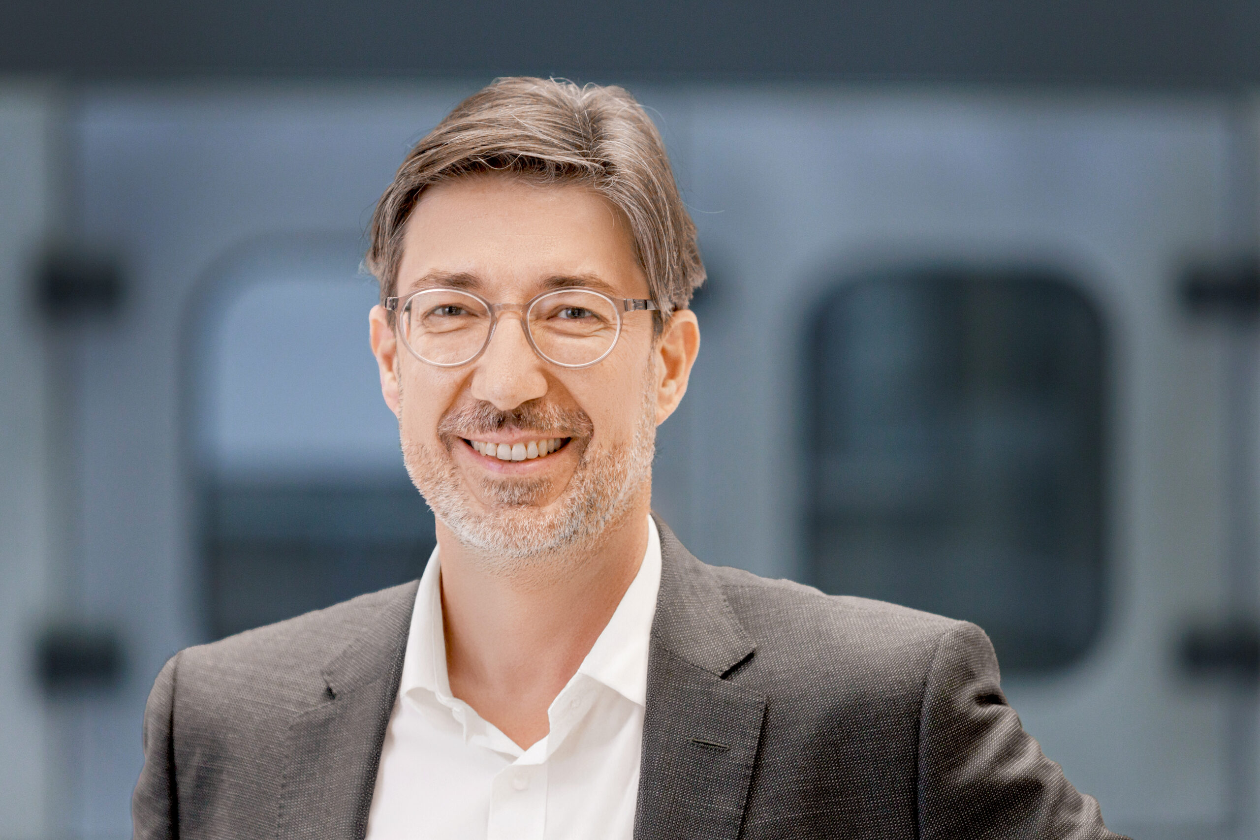 Tobias Wetzel, KHS-Geschäftsführer Sales and Service, freut sich auf die Drinktec 2025 (Bild: KHS).