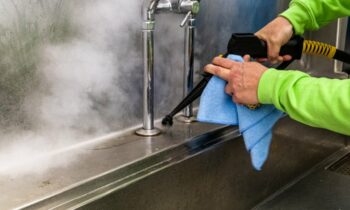Auch Edelstahlflächen können mit dem Industrie-Trockendampfgerät hygienisch gereinigt werden (Bild: Medeco Cleantec).