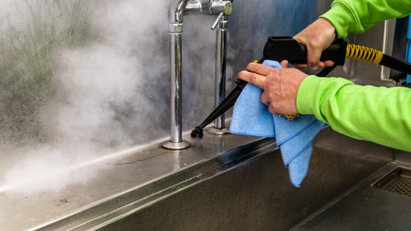 Auch Edelstahlflächen können mit dem Industrie-Trockendampfgerät hygienisch gereinigt werden (Bild: Medeco Cleantec).