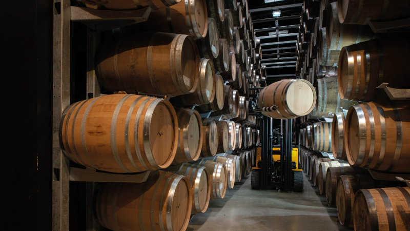 Beispiel für ein weiteres Fasstransportgerät, das hier in einem französischen Weinfasslager eingesetzt wird (Bild: Kaup).