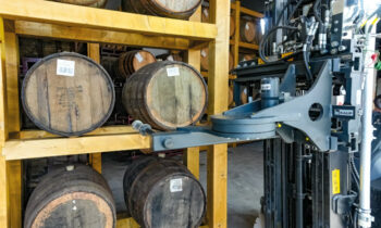 Das Weinfasstransportgerät eignet sich besonders für das Hanlding von Fässern in engen Gängen (Bild: Kaup).