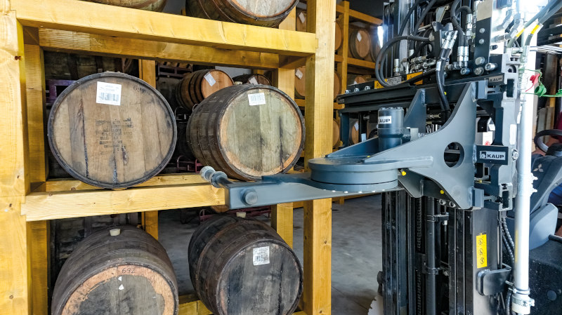 Das Weinfasstransportgerät eignet sich besonders für das Hanlding von Fässern in engen Gängen (Bild: Kaup).