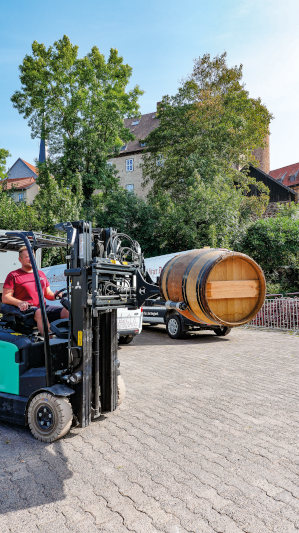 Mithilfe des Weinfasstransportgeräts werden auch die Fässer verladen (Bild: Kaup).