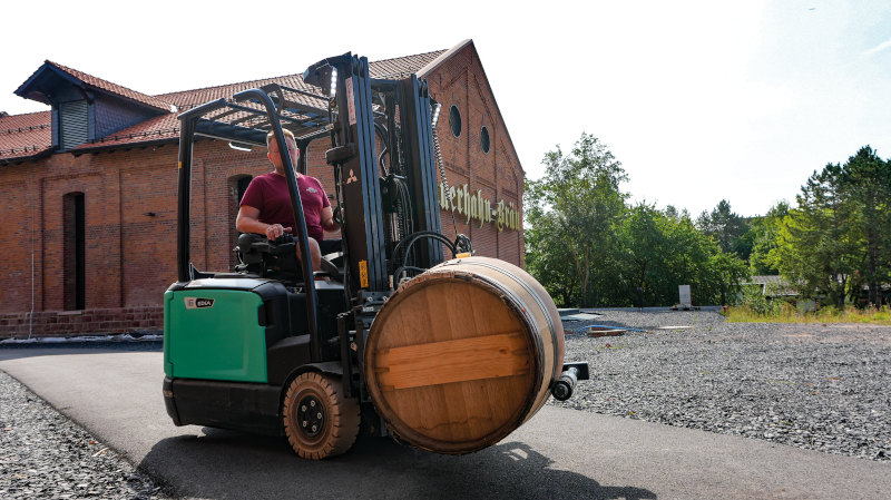 In der Backsteinhalle der ehemaligen Brauerei lagert die Destillerie befüllte Holzfässer und abgefüllte Spirituosen (Bild: Kaup).