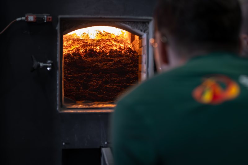 Blick in den geöffneten Feuerraum (Bild: Schmidmeier).