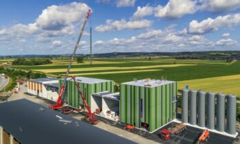 CO2-neutrale Energieversorgung ist wirtschaftlicher als Feuerung mit Gas. Auch BMW wird beispielsweise zukünftig mit Biomasse versorgt (Bild: Schmidmeier).