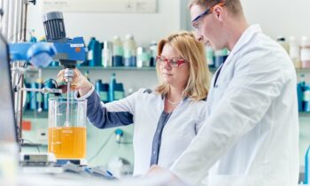 Dank intensiver Forschung halten die zertifizierten Schmierstoffe den besonders hohen Belastungen in der Lebensmittelproduktion stand und erfüllen gleichzeitig höchste Sicherheitsstandards (Bild: Addinol).