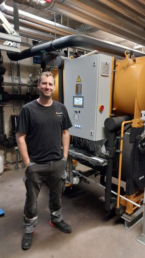 Nils Kruse, Head of Maintenance, vor der AKA »Hummel« (Bild: Baelz).