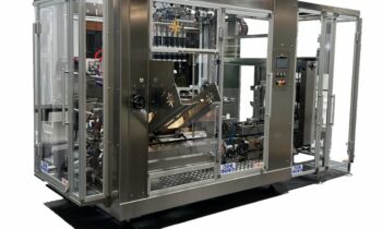 Anlagenbeispiel: Der Monoblock vereint das Kartonaufrichten, Flascheneinpacken und Kartonverschließen in einer sehr komp