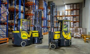 Die Gelenkstapler sind in engen Gängen einsetzbar und in einer speziellen Kühlhausvariante erhältlich (Bild: Combilift).