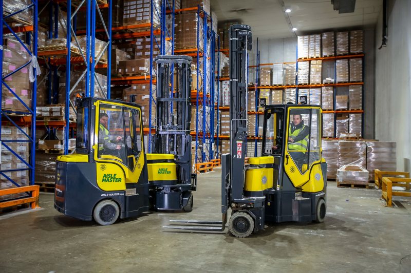 Die Gelenkstapler sind in engen Gängen einsetzbar und in einer speziellen Kühlhausvariante erhältlich (Bild: Combilift).