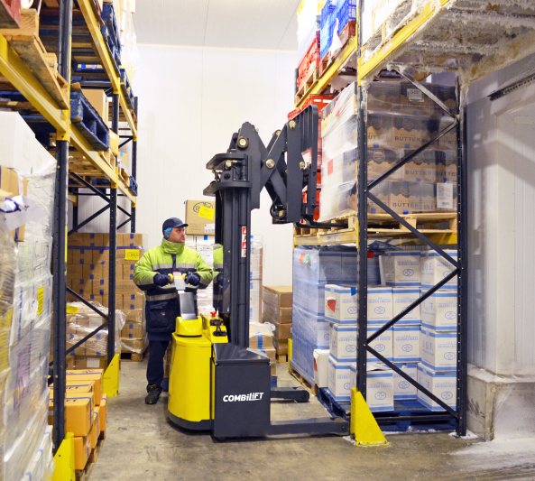 Der Deichselstapler »Combi-WR« ist ebenfalls für schmale Gänge konzipiert und als Kühlhausvariante erhältlich (Bild: Combilift).