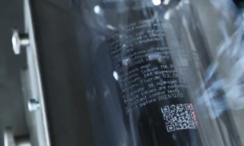 Nachhaltig: Die Kennzeichnung von PET-Flaschen mit CO2-Lasercodierern unterstützt bei der Umstellung auf etikettenlose Flaschen (Bild: Domino Deutschland).