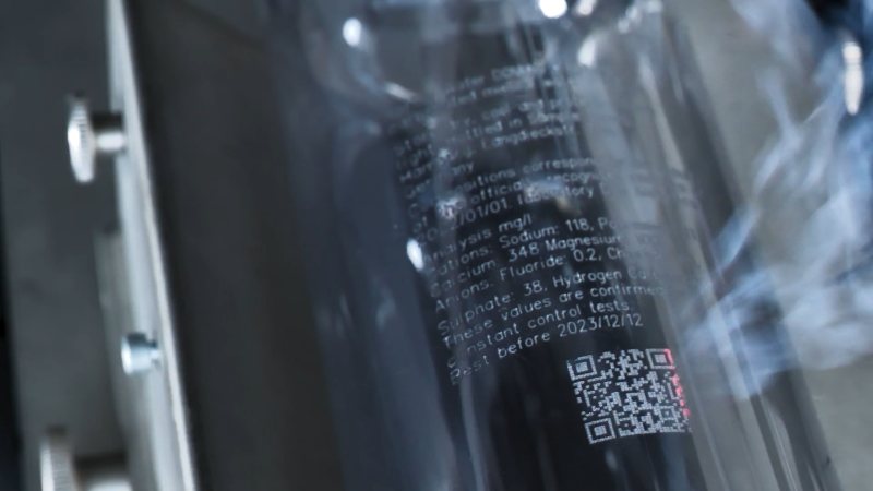 Nachhaltig: Die Kennzeichnung von PET-Flaschen mit CO2-Lasercodierern unterstützt bei der Umstellung auf etikettenlose Flaschen (Bild: Domino Deutschland).