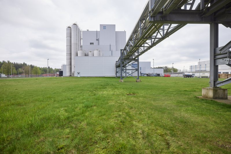 Die neue Sprühtrocknungsanlage der DMK Group am Standort Zeven (Bild: Endress+Hauser).