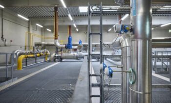 Im neuen Kesselhaus, wo Brüdenwasser aus dem Sprühtrocknungsturm wieder in Dampf verwandelt wird, überwachen zahlreiche Messinstrumente die Prozesse (Bild: Endress+Hauser).