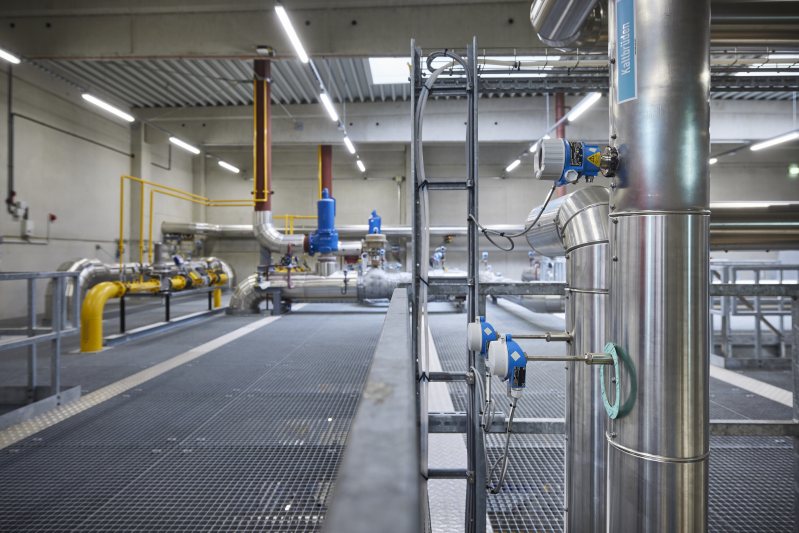 Im neuen Kesselhaus, wo Brüdenwasser aus dem Sprühtrocknungsturm wieder in Dampf verwandelt wird, überwachen zahlreiche Messinstrumente die Prozesse (Bild: Endress+Hauser).