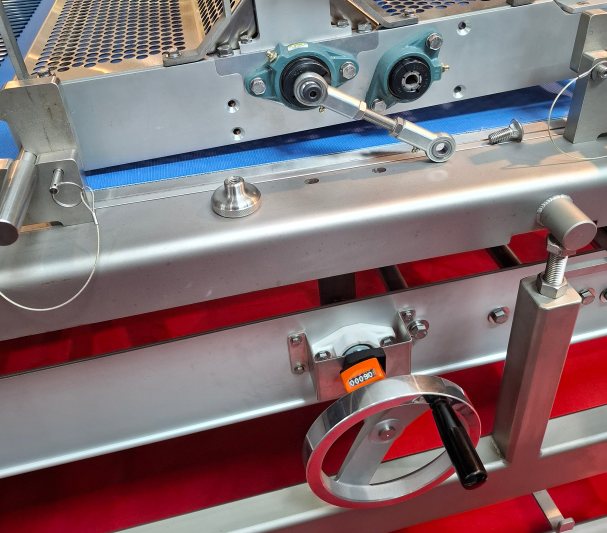 Edelstahl-Gelenklager tragen zum reibungslosen 24/7-Betrieb in der Getränke- und Lebensmittelherstellung bei (Bild: Fluro).