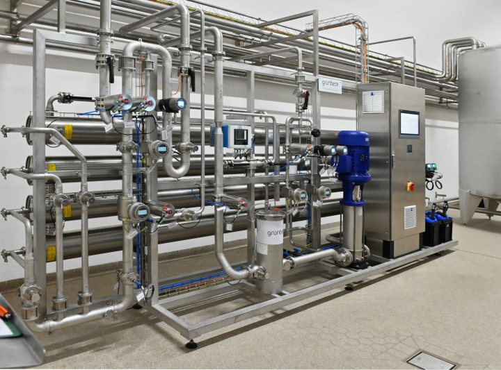 Bis zu 20 Kubikmeter vollentsalztes Wasser produziert jede der Umkehrosmoseanlagen pro Stunde (Bild: Grünbeck).