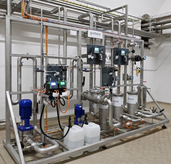 Vorgeschaltet ist den Umkehrosmoseanlagen eine Voraufbereitung mit Feinfilter, Systemtrennbehälter, Chlormessung mit Natriumbisulfit-Dosage, Ansäuerung und der Antiscalant-Dosage (Bild: Grünbeck).