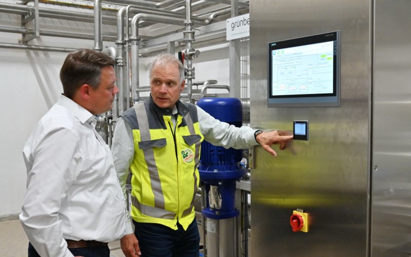 Auerbräu-Geschäftsführer Thomas Frank (re.) und Dominik Wiedenbauer, Branchenleiter bei Grünbeck, besprechen Details der Anlagensteuerung (Bild: Grünbeck).