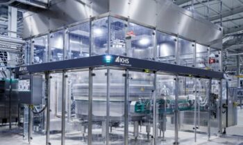 Bis zu 60.000 Dosen können mit dem Dosenfüller pro Stunde gefüllt werden (Bild: Frank Reinhold).